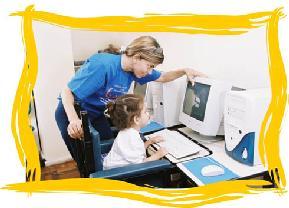 Menina com  P.C. usando o computador