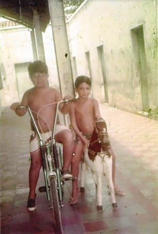 André e o seu sobrinho/irmão Fábio, quando criança na cidade de Reriutaba