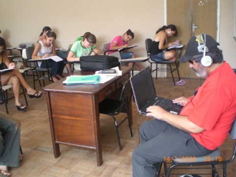 André fazendo uma prova na sala de aula do professor Marcos  Lima